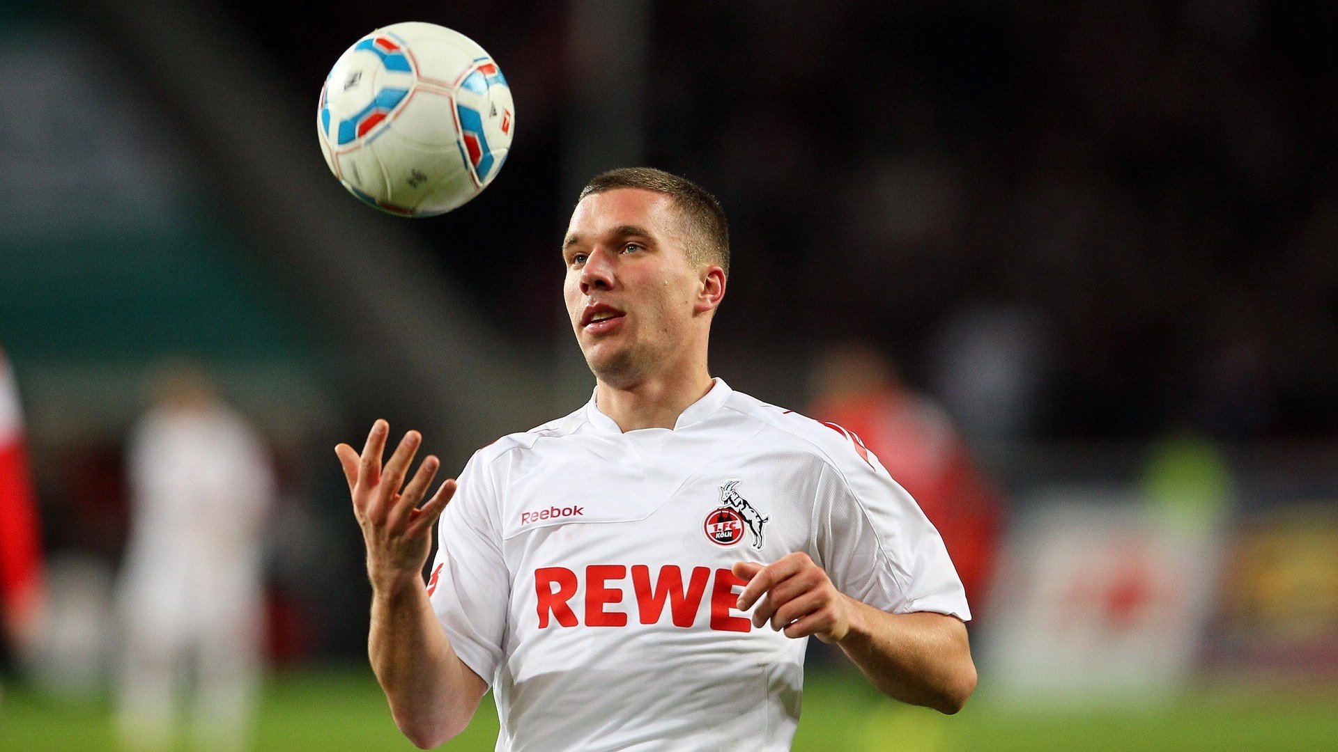 法甲精彩纷呈，比分2-1，比赛中精妙配合和关键突破，关键数据：角球获胜高达10个，射正率65%